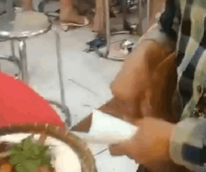 Người mẹ bán vé số vào tiệc cưới xin tôm thừa cho con, được cho cả đĩa nhưng chỉ lấy phần nhỏ