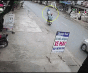 Clip: Xe Vios chạy lấn làn, tông trực diện khiến người phụ nữ lộn nhiều vòng trên không trung trước khi tiếp đất
