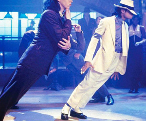 9 bí mật đằng sau trang phục trình diễn của huyền thoại Michael Jackson: Tưởng quái đản nhưng đều có mục đích, số 3 đảm bảo sẽ khiến bạn bất ngờ