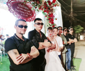 Tổ chức tiệc kỉ niệm 2 năm ngày cưới linh đình như đám hỏi, cô dâu 63 tuổi ở Cao Bằng gây tranh cãi khi mặc váy cô dâu rườm rà đứng đón khách