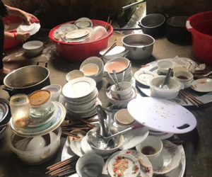 Về ăn giỗ, vợ bầu vượt mặt vẫn bị bắt rửa bát, chồng nói một câu khiến cả họ xấu hổ, nhưng bất ngờ nhất là hành động sau đó của anh