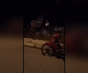 Cô gái bị đánh hội đồng và lột sạch quần áo trên đường phố