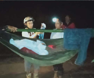 Đường sạt lở, 16 trai làng khiêng cô gái vượt 22 km đường rừng đi cấp cứu