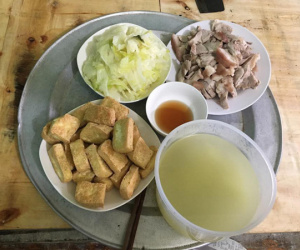 Từ câu chuyện dùng tô nhựa đựng canh nóng trong ngày đầu ra mắt nhà người yêu, chuyên gia chỉ ra thói quen ăn uống phải từ bỏ ngay của người Việt