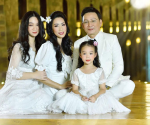 Xuất hiện trong loạt ảnh kỷ niệm 20 năm ngày cưới của bố mẹ, nhan sắc 2 ái nữ nhà NS Trịnh Kim Chi thành tâm điểm