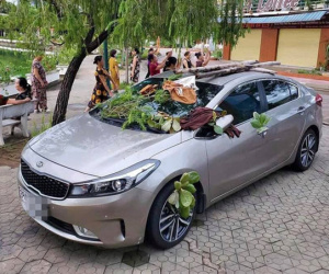 Vô tư đỗ ô tô trong sân tập thể, lúc quay trở lại tài xế 'tái mặt' vì những vật thể lạ bị quăng khắp xe