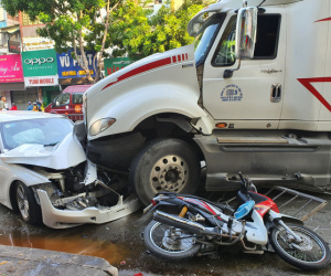 TP.HCM: Kinh hoàng container lao qua dải phân cách, tông nát xe BMW và cuốn nhiều xe máy vào gầm