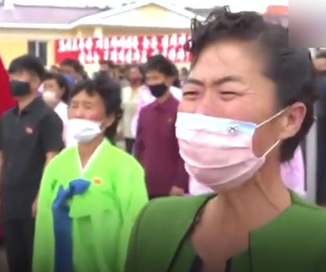 Video: Người dân Triều Tiên khóc nức nở khi được nhận nhà mới sau bão lũ