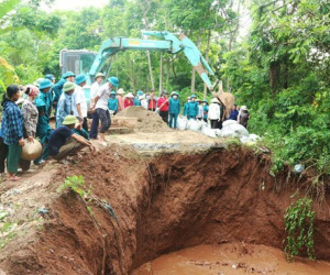 Hà Nội công bố tình trạng khẩn cấp sự cố sập cống qua đê hữu Đáy