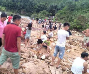 Vợ trượt chân ngã xuống sông, chồng nhảy xuống cứu nhưng bất thành khiến cả 2 tử vong thương tâm