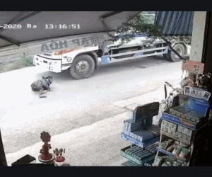 Clip: Người đàn ông chặn đầu xe tải bị cán tử vong, cộng đồng mạng tranh cãi nảy lửa