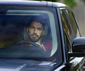Suarez dọn sạch đồ đạc, khóc nức nở sau buổi tập cuối cùng Barca
