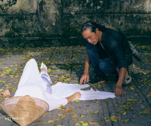 Toát mồ hôi theo chân anh 'công nhân ảnh' chuyên chụp 'lá vàng rơi' phục vụ chị em ở phố cổ Hà Nội: Phải có kỹ năng đặc biệt mới tồn tại được với nghề