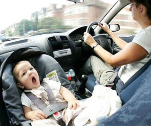 Bộ Công an đề xuất cấm trẻ em dưới 12 tuổi ngồi ghế trước xe ô tô