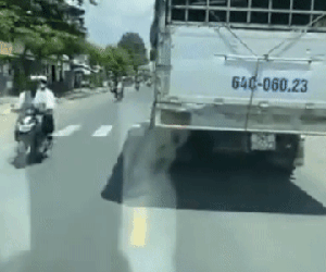Cản trở xe cấp cứu, ô tô tải bị cộng đồng mạng lên án quyểt liệt