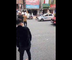 Cộng đồng mạng dậy sóng vì 4 'trẻ trâu' tông xe một phụ nữ mang bầu, còn rút 'hàng nóng' đập nát xe của người đi đường