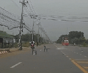 Video: Bị dây điện rơi trúng, xe máy bùng cháy dữ dội, 2 thầy trò thoát chết