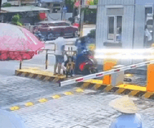 Nam thanh niên bất ngờ đánh vào mặt, túm cổ người phụ nữ mang bầu mặc bảo vệ can ngăn
