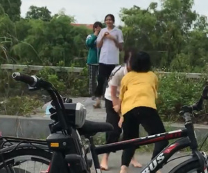 Clip: Hai thiếu nữ đánh nhau túi bụi, rất nhiều 'nam thanh nữ tú' đứng xem nhưng không một ai can ngăn