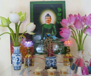 Đặt 4 loại hoa này lên bàn thờ, tài lộc chiếu rọi 3 đời, tiền tự chui vào túi