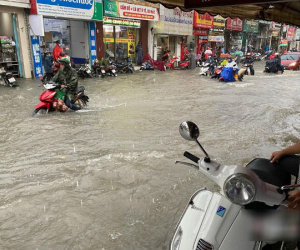 Mưa như trút, nước cuồn cuộn như suối ở Sài Gòn