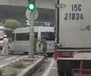 Clip: Được CSGT trợ giúp nhưng tài xế xe 16 chỗ vẫn gây va chạm giữa ngã tư