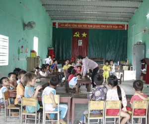 Yêu cầu báo cáo vụ không có nhà vệ sinh, học sinh phải đi vào bô, cô đổ nhờ nhà dân!