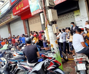 Hình ảnh xếp hàng mua bánh Trung thu gây bão mạng xã hội, xếp hàng 2 - 3 tiếng cũng về tay không là chuyện bình thường?