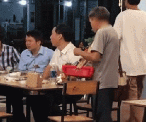 Cụ ông bán hàng rong đứng nép 1 góc bàn bốc đồ ăn và câu chuyện phía sau được đầu bếp tiết lộ gây xúc động mạnh