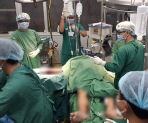 Nam thanh niên bị cây xanh bật gốc đè trúng trong mưa lớn ở Sài Gòn tử vong sau mổ