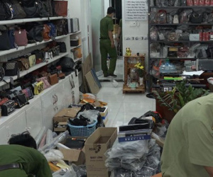 Phát hiện kho vũ khí khủng trong cửa hàng bán túi xách hàng hiệu giả ở Sài Gòn