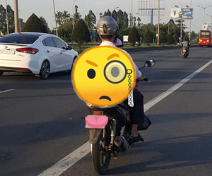 Sợ con đau vai do mang balo, người cha làm hành động cưng xỉu giữa đường thu về gần 40.000 lượt like