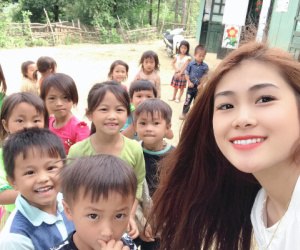 Nhiều lần ngã sõng soài trên dốc núi đầy bùn đất, nữ giáo viên 9X xinh đẹp vẫn quyết tâm 'cõng chữ' lên vùng cao, bám bản dạy học