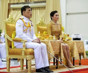 Hoàng hậu Thái Lan lần đầu xuất hiện sau khi Hoàng quý phi được phục vị, gây chú ý với vẻ ngoại hình trẻ trung và sự thân thiện