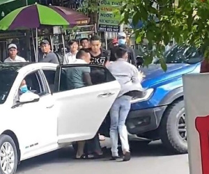 Thấy bạn bị nhóm giang hồ ép lên xe ô tô đưa đi, người đàn ông lao xe bán tải đến giải cứu