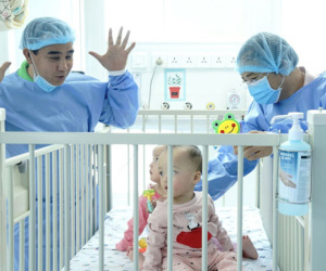MC Quyền Linh đến thăm Trúc Nhi - Diệu Nhi trước khi 2 bé xuất viện về nhà đón Trung thu cùng bố mẹ