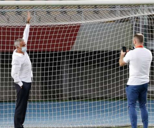 HLV Mourinho đòi thay... khung thành của đối thủ và cái kết như ý