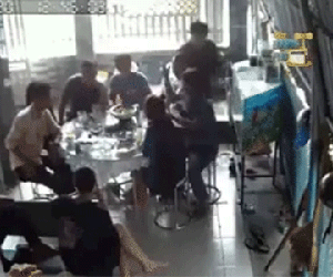 Đang nói chuyện cười đùa, cả nhóm thất kinh vì bếp gas mini phát nổ ngay trên bàn nhậu