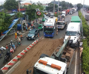 Xe container húc văng khung biển báo, Quốc lộ 1 kẹt nguyên buổi sáng