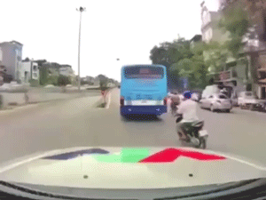 Clip: Xe máy bất ngờ tạt đầu ô tô trên quốc lộ khiến ai xem đều thót tim