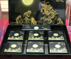 Bánh trung thu 'nhà giàu' và bánh 'độc lạ' đắt hàng dù thị trường chung ế ẩm