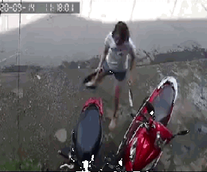 Video: Người phụ nữ cầm dao điên cuồng chém nát 2 chiếc xe dựng trước cửa nhà dân