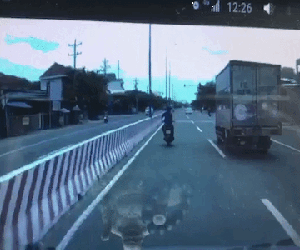 Clip: Bị nam thanh niên đi xe máy 'quấy rối', tài xế xe tải có pha trả đũa kinh hoàng tưởng chỉ có trong phim