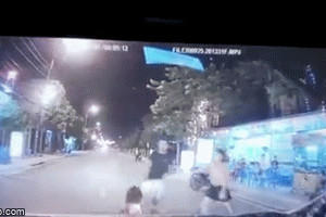 Video: Hoảng hốt vì con lao ra trước đầu ô tô, chồng tung ngay cú đá về phía vợ
