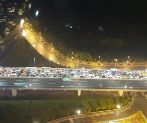 12 ô tô đâm liên hoàn trên cầu Nhật Tân gây tắc nghiêm trọng