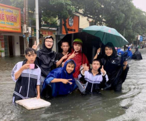 Đi học mùa mưa và những nỗi khổ: Quần áo, sách vở ướt sũng, đi cà kheo đến trường, phơi luôn đồ đạc trong lớp