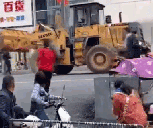 Người đàn ông Trung Quốc lái máy xúc đập nát xe cảnh sát