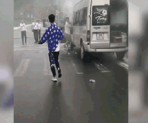Video: Trên đường đi đón dâu, xe 16 chỗ bất ngờ bốc cháy