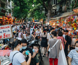 Ảnh: Hàng Mã đông nghẹt người dịp cuối tuần chơi Trung thu sớm, tiểu thương yêu cầu 'không chụp ảnh'