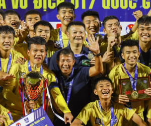 Văn Quyến cùng học trò đăng quang ngôi vô địch U17 Quốc gia